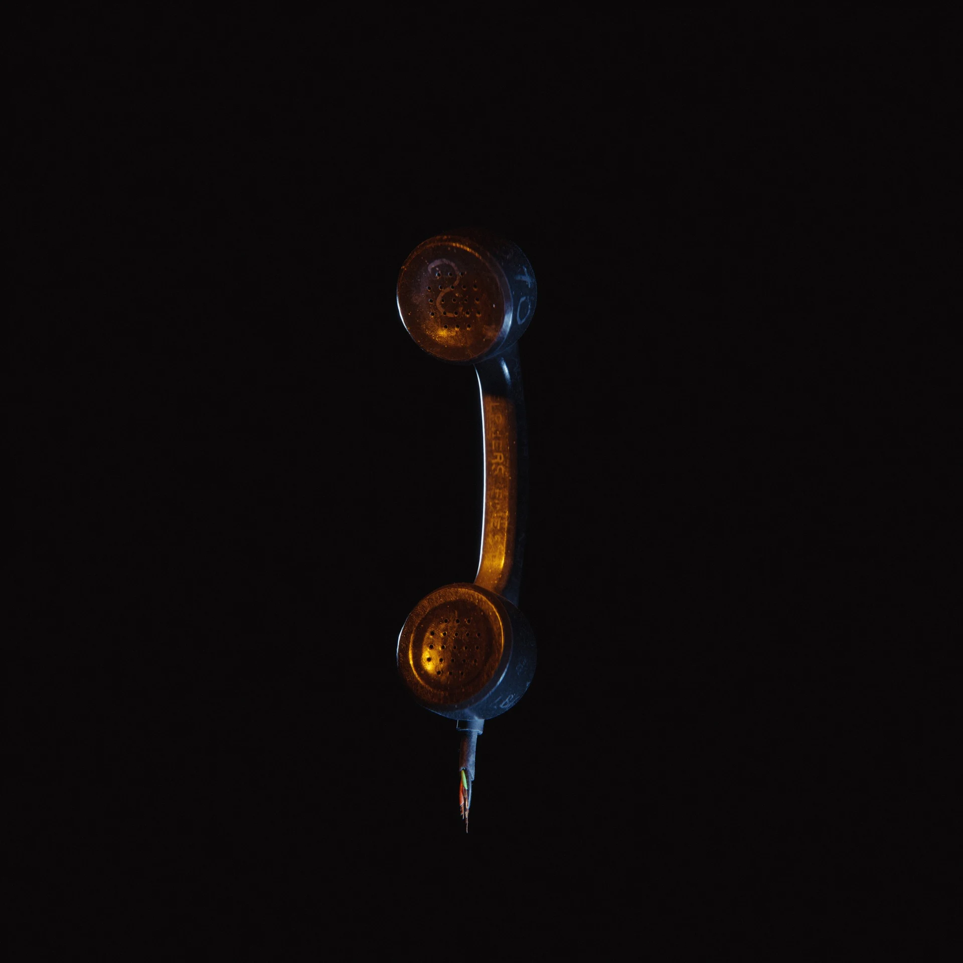DELPHER 876 — phone_post-WEB_001